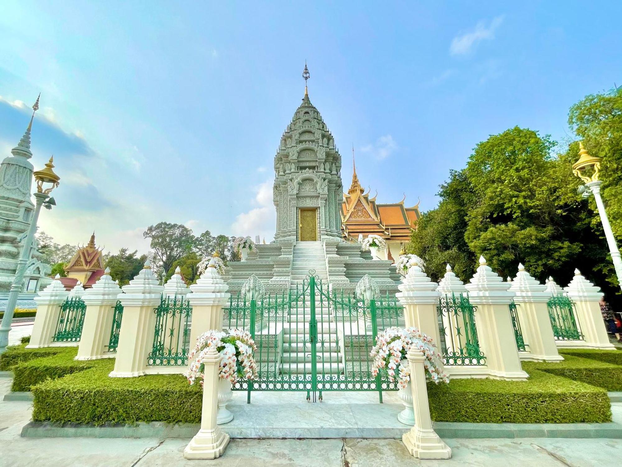 Sky Hotel Central Phnom Penh - Rooms & Apartments Bagian luar foto