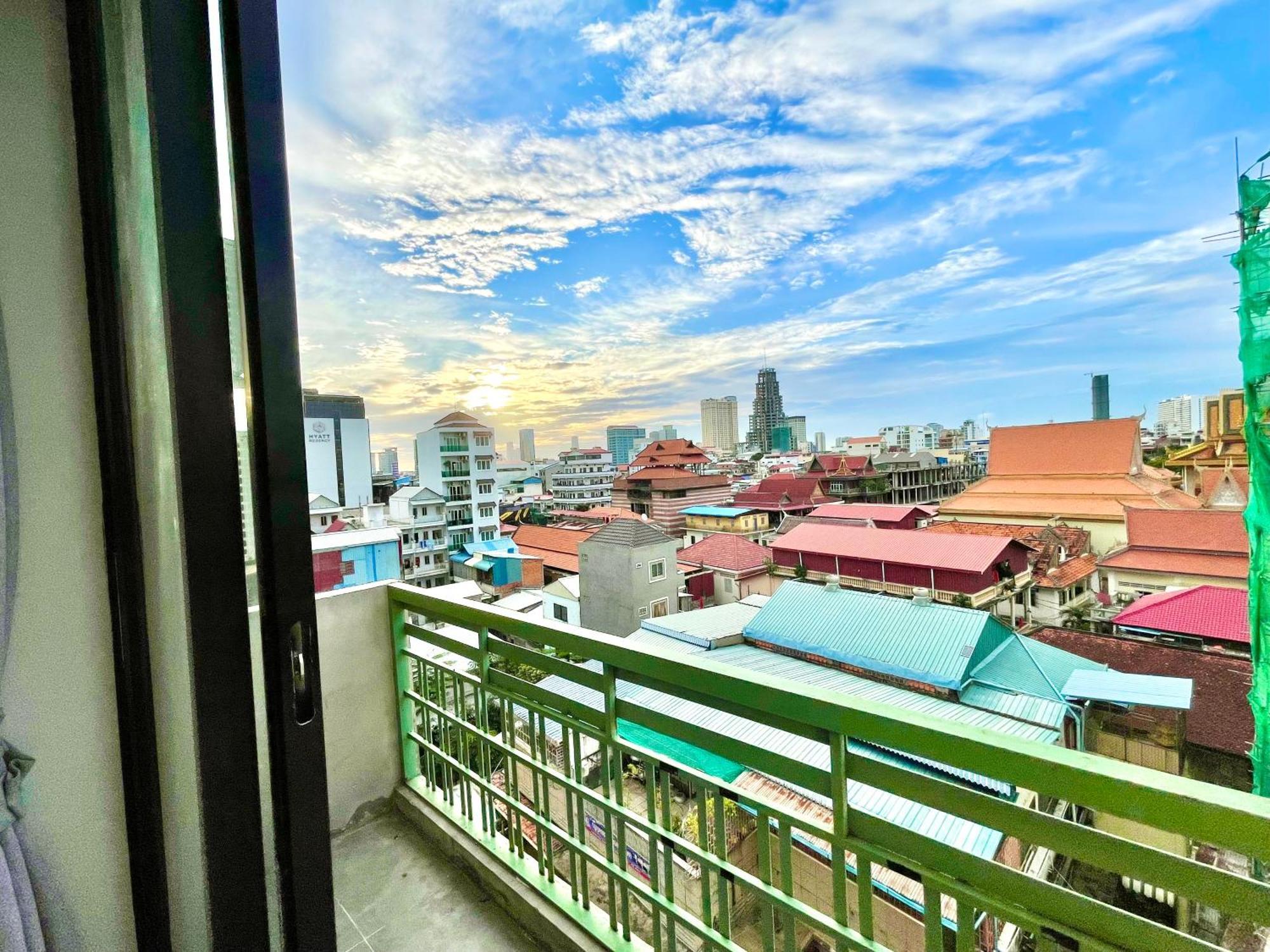 Sky Hotel Central Phnom Penh - Rooms & Apartments Bagian luar foto