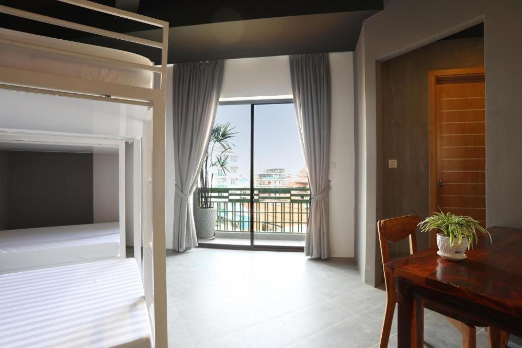 Sky Hotel Central Phnom Penh - Rooms & Apartments Bagian luar foto