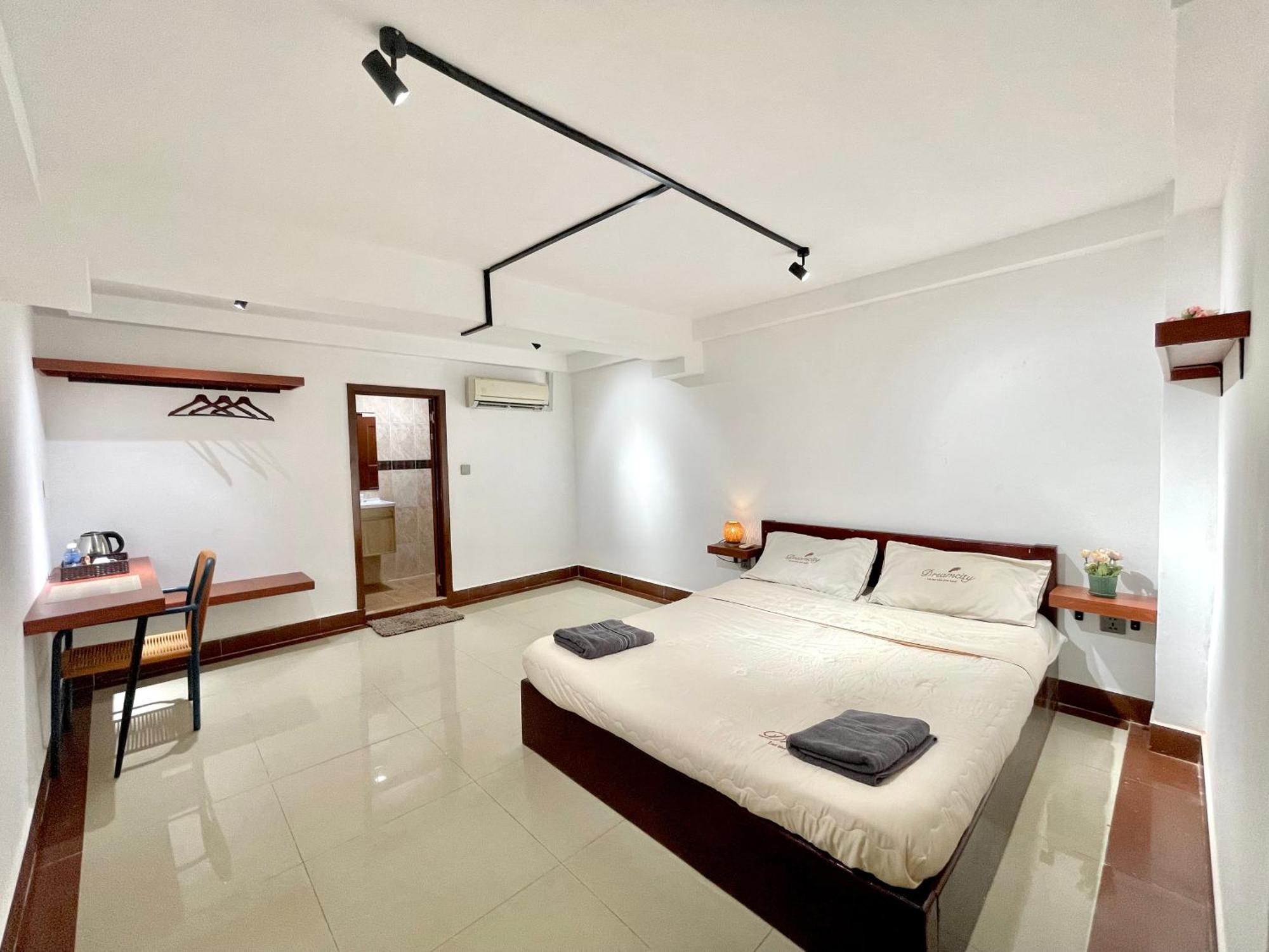 Sky Hotel Central Phnom Penh - Rooms & Apartments Bagian luar foto